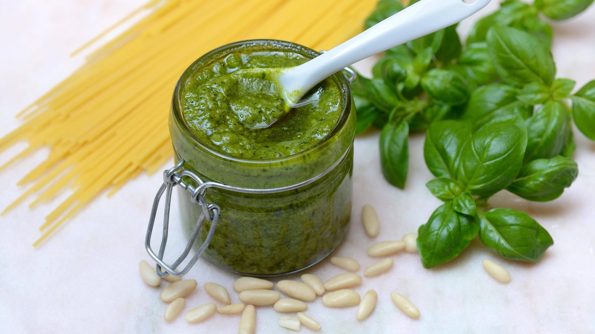 selbstgemachtes Pesto (Foto: imago images/imagebroker)