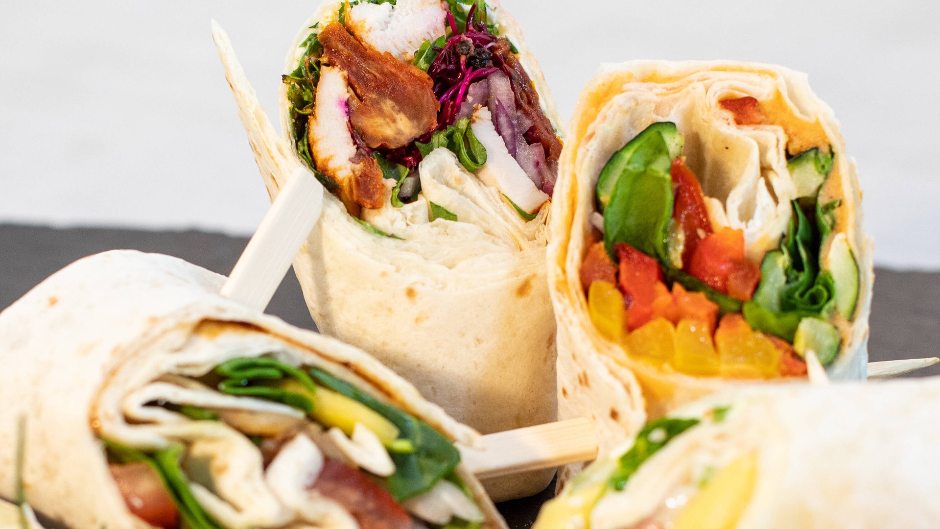 lecker gefüllte Wraps (Foto: imago images/Deutzmann)