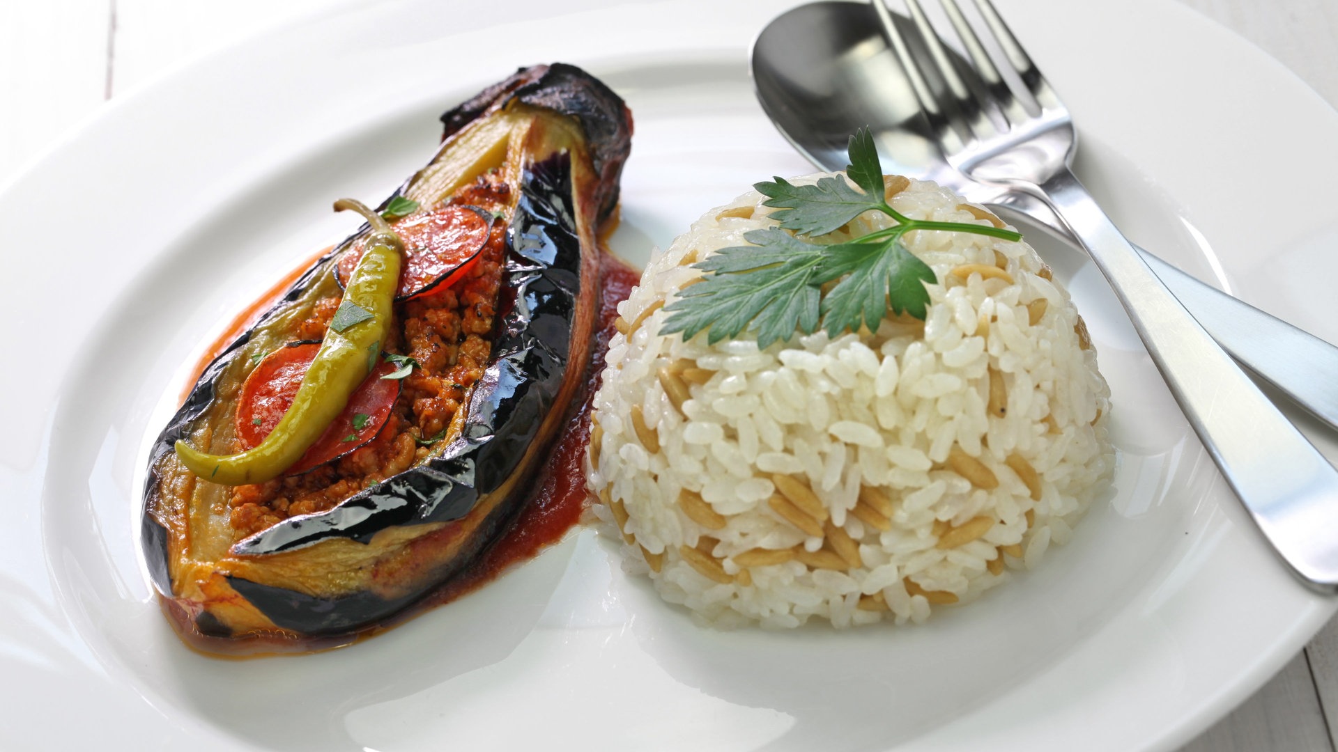 Karniyarik und Reisnudel-Pilaw - Türkische Gefüllte Aubergine und nussiges Reisgericht (Foto: iStock)