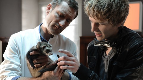 Dr. Hansen und Bertie mit Frettchen Fred (Foto: SWR, Maria Wiesler)