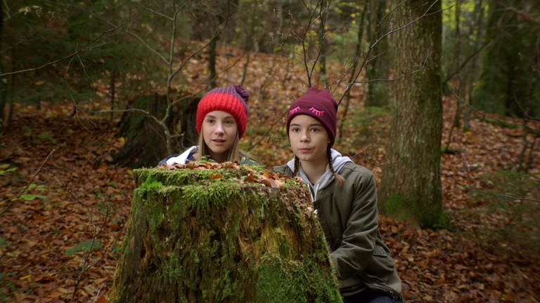 Leo und Paulina im Wald (Foto: SWR, Maria Wiesler)