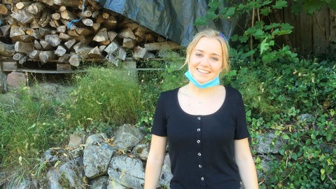Jule Schuck am Drehort von "Tiere bis unters Dach" (Foto: SWR)