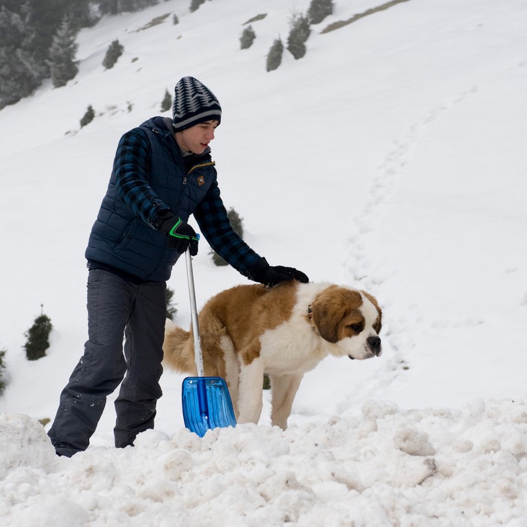Pawel mit Bernhardiner Oswald im Schnee (Foto: SWR, Maria Wiesler)