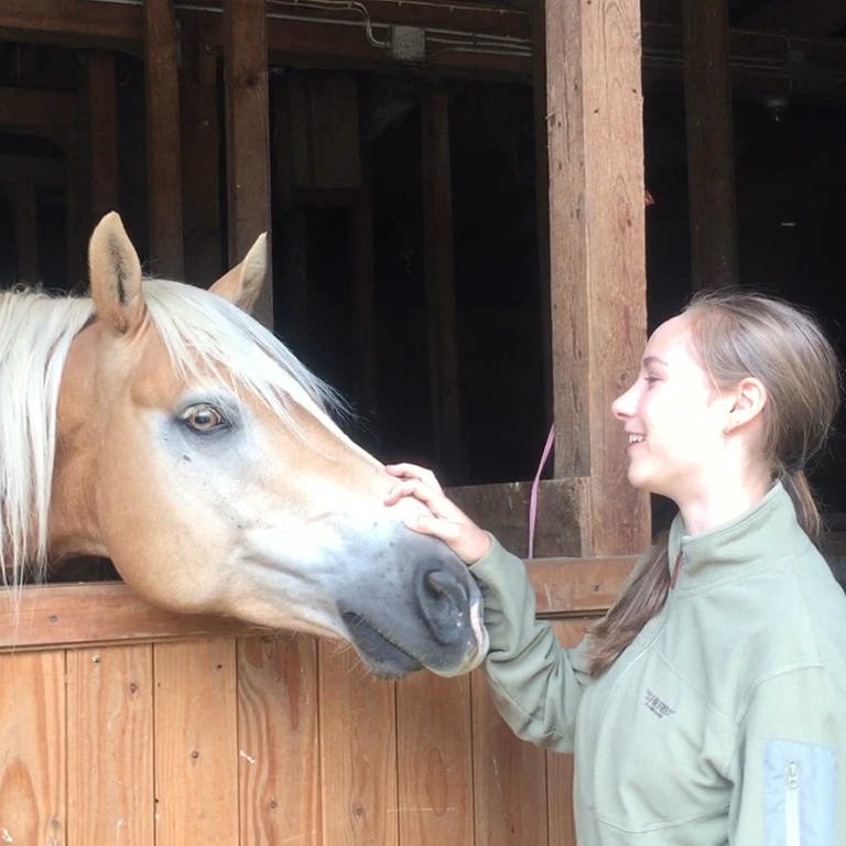 Tabea Hug mit einem Pferd (Foto: SWR)
