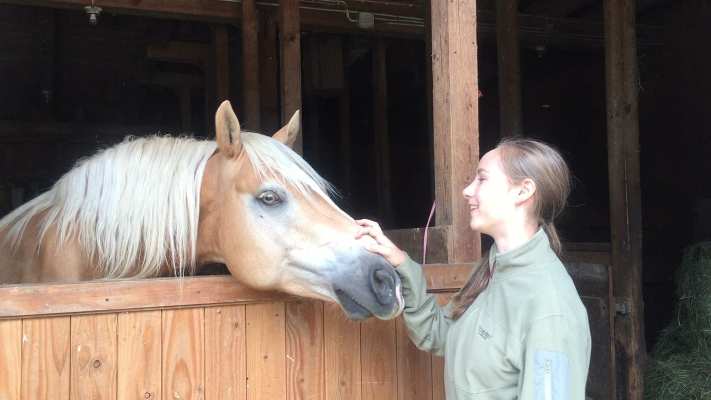 Tabea Hug mit einem Pferd