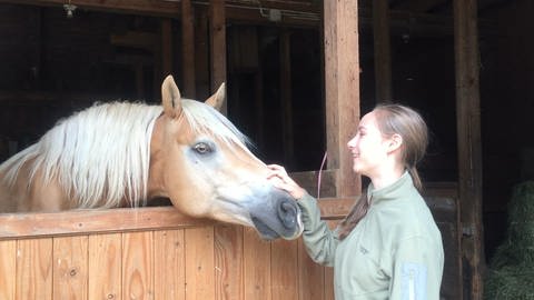 Tabea Hug mit einem Pferd (Foto: SWR)