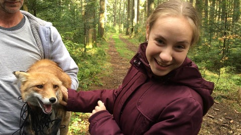 Tabea Hug mit Fuchs beim Dreh (Foto: SWR)