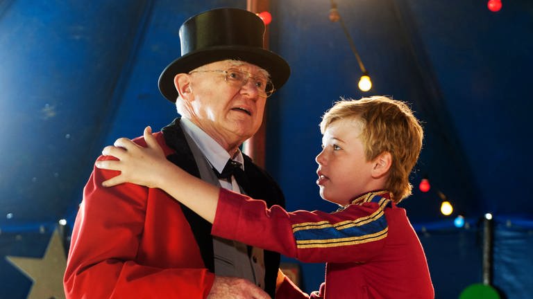 Darsteller der Serie "Tiere bis unters Dach": Tim mit seinem Opa im Zirkus (Foto: SWR, Maria Wiesler)