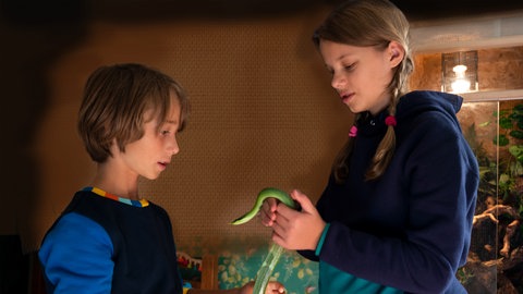 Sam und Jo mit der Schlange Copper (Foto: SWR)