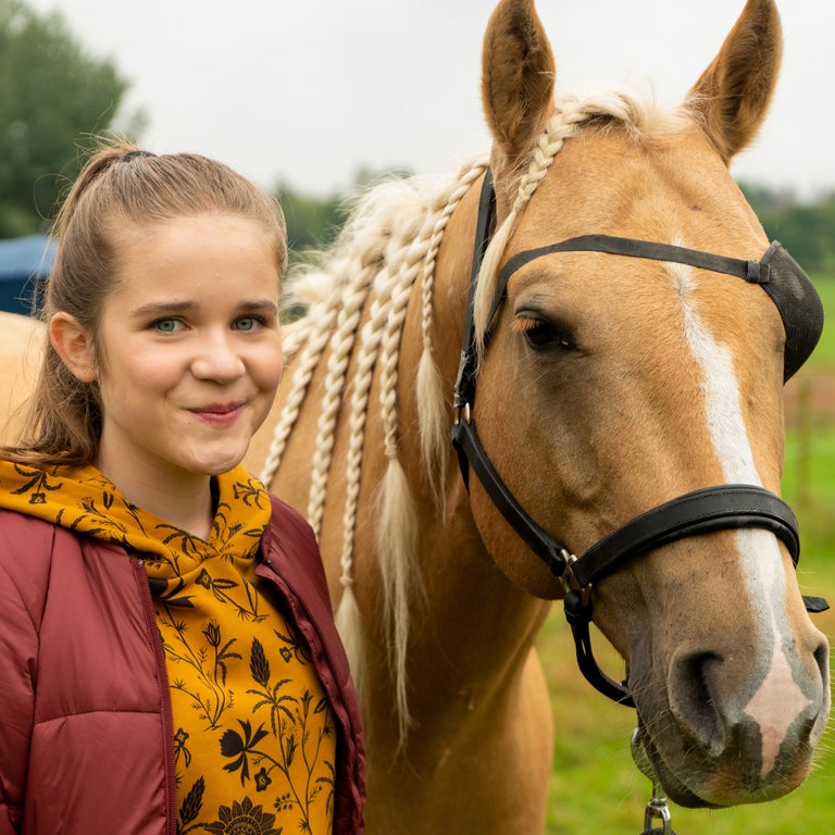 Tiere bis unters Dach: Lucy mit Pferd Pirat (Foto: SWR, Maria Wiesler)