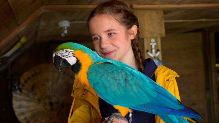 Tiere bis unters Dach: Lucy mit Papagei Bingo (Foto: SWR, Maria Wiesler)