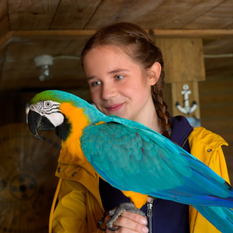 Tiere bis unters Dach: Lucy mit Papagei Bingo (Foto: SWR, Maria Wiesler)