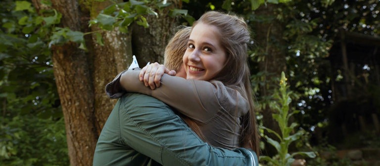 Greta umarmt Felix (Foto: SWR)