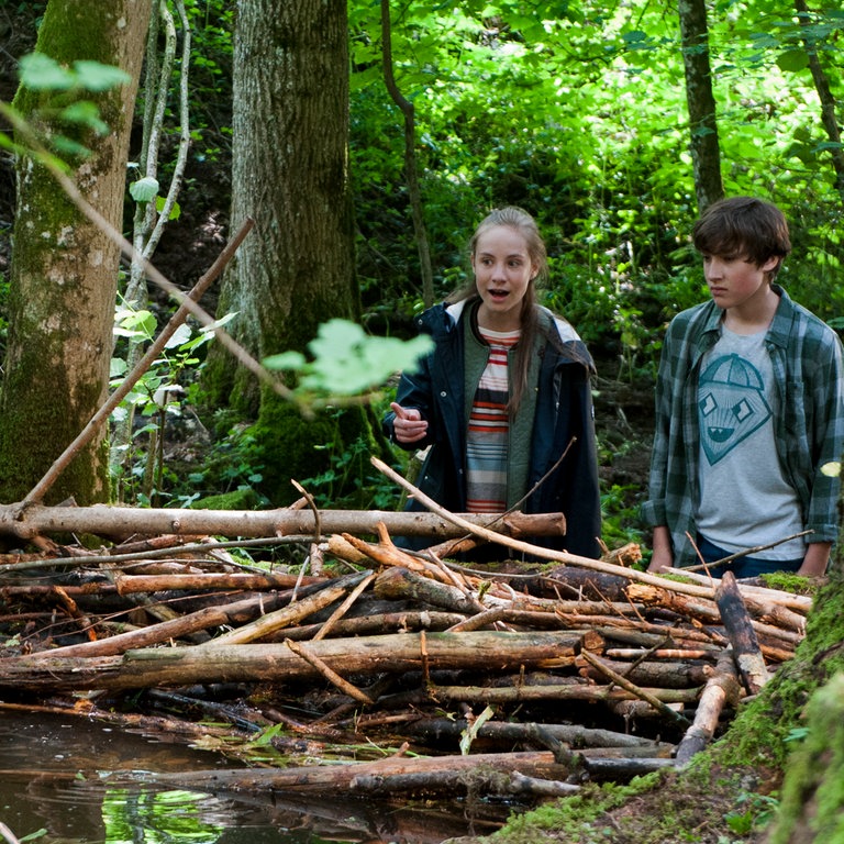 Paulina und Jan entdecken einen Biber. (Foto: SWR, Maria Wiesler)