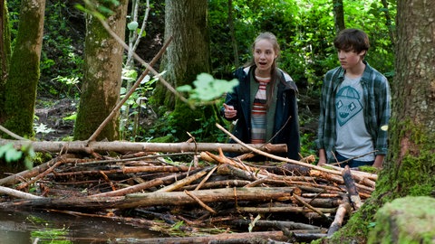 Paulina und Jan entdecken einen Biber. (Foto: SWR, Maria Wiesler)