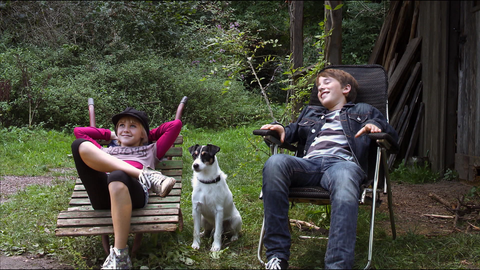 Nelly und Pawel auf Liegestühlen (Foto: SWR)