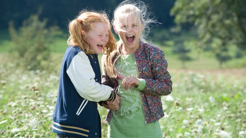 Lucy und Lilie auf einer Blumenwiese (Foto: SWR)