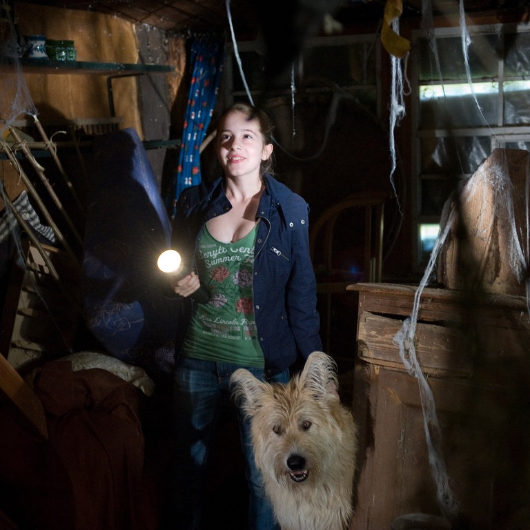 Greta mit Hund Brezel im Fledermaushaus