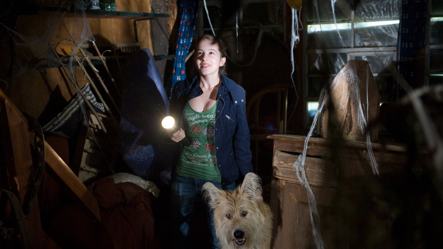 Greta mit Hund Brezel im Fledermaushaus