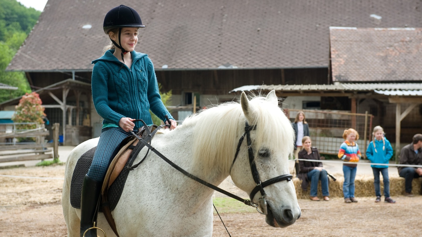 Greta reitet auf Holly (Foto: SWR, Maria Wiesler)