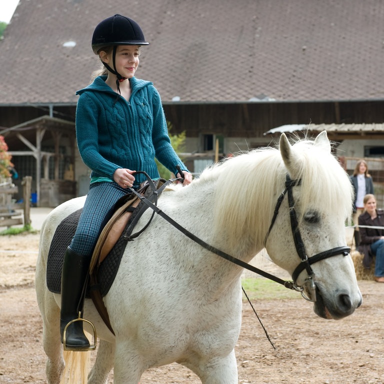 Greta reitet auf Holly (Foto: SWR, Maria Wiesler)