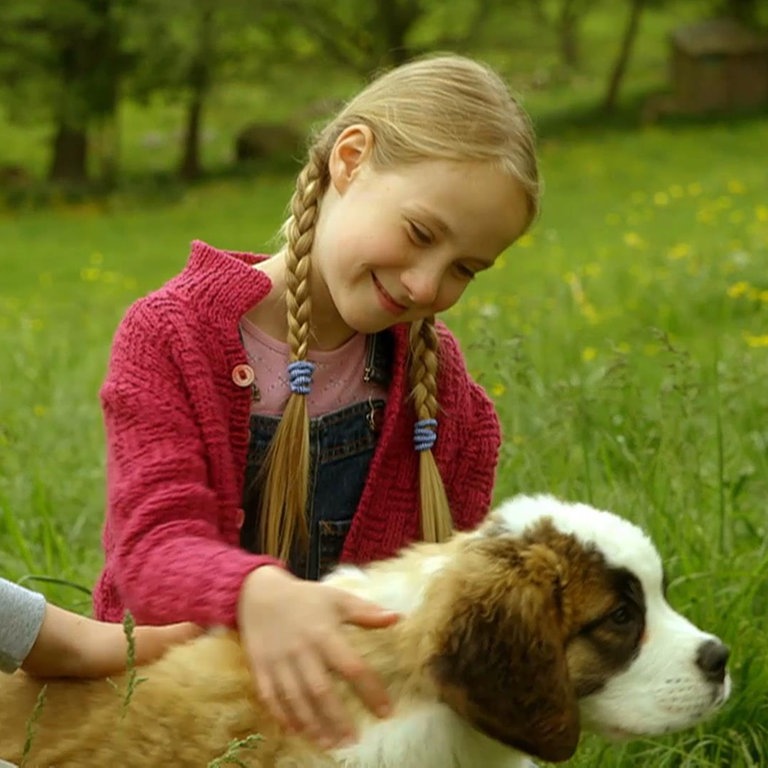 Paulina (Tabe Hug) mit Hundewelpe (Foto: SWR)