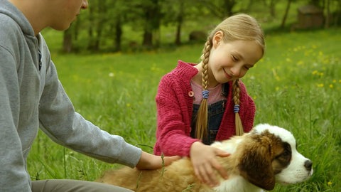 Paulina (Tabe Hug) mit Hundewelpe (Foto: SWR)