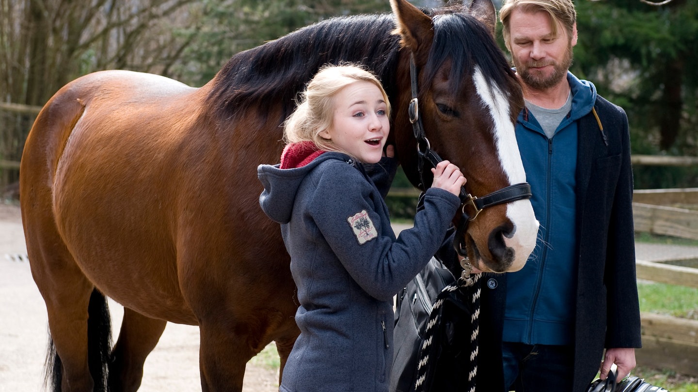 Nelly und ihr Vater mit Pferd Revoir (Foto: SWR, SWR -)