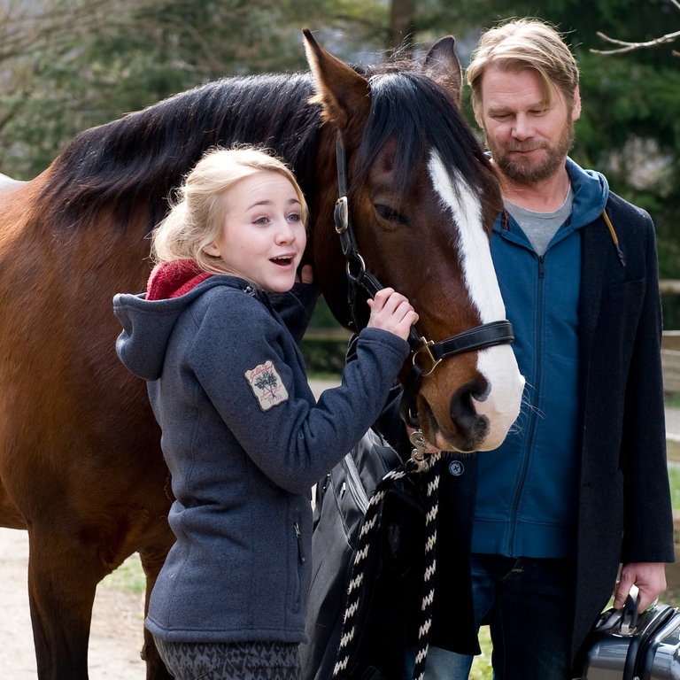 Nelly und ihr Vater mit Pferd Revoir (Foto: SWR, SWR -)
