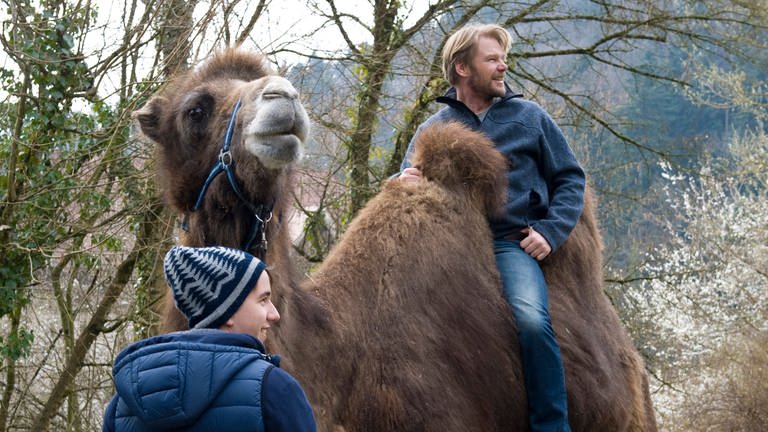 Pawel und Jobst mit Kamel (Foto: SWR, Maria Wiesler)