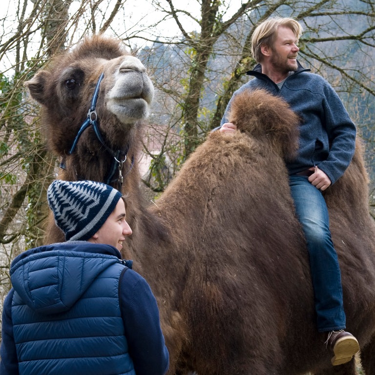 Pawel und Jobst mit Kamel (Foto: SWR, Maria Wiesler)