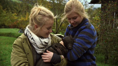 Nelly und Lilie mit Schweinchen auf dem Arm. (Foto: SWR)