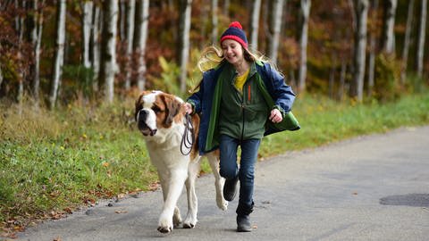Paulina rennt mit Hund Oswald (Foto: SWR)