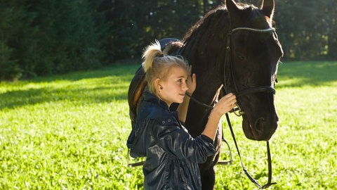 Nelly mit Pferd (Foto: SWR)