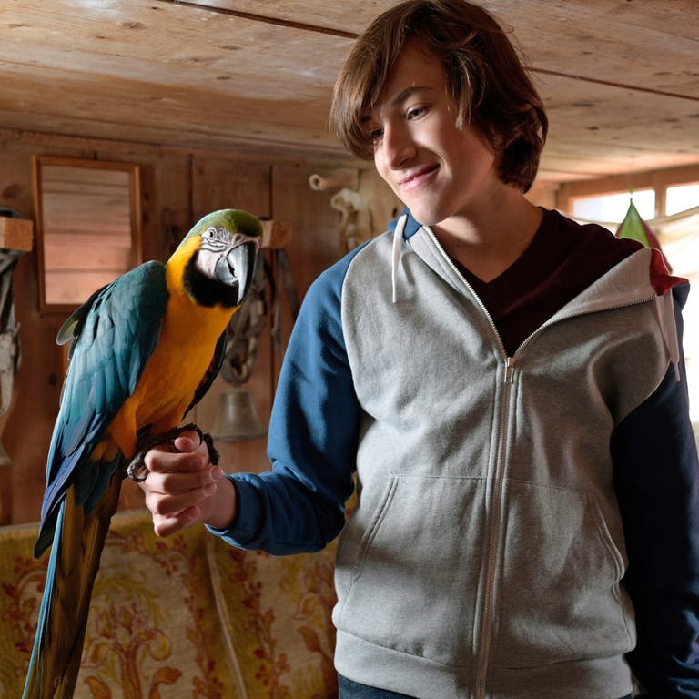 Jan mit Papagei Bingo (Foto: SWR, Maria Wiesler)