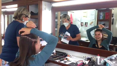Phillis Lara Lau im Maskenmobil von "Tiere bis unters Dach" (Foto: SWR)