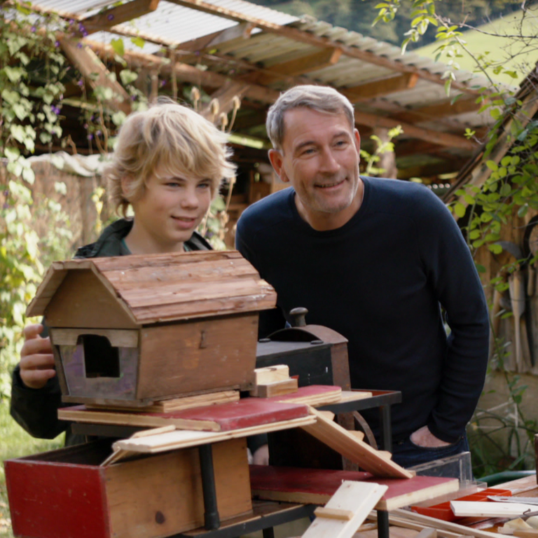 Tim und Philip Hansen bauen ein Meerschweinhaus (Foto: SWR)