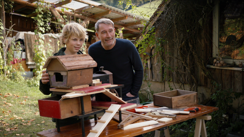 Tim und Philip Hansen bauen ein Meerschweinhaus (Foto: SWR)