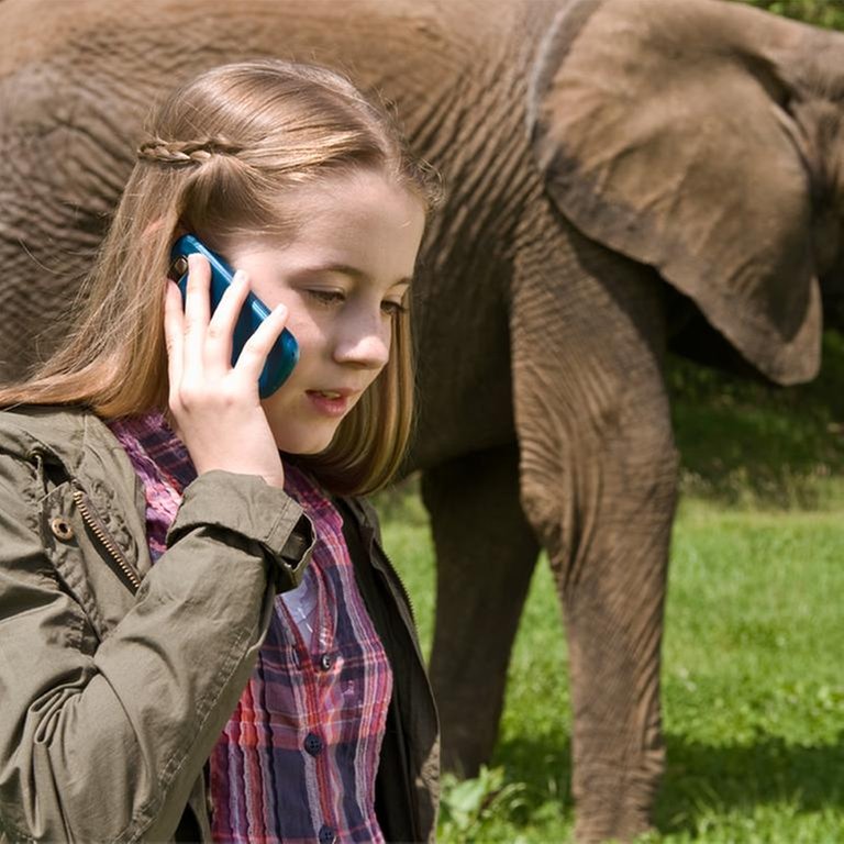 Ein Mädchen mit einem Elefanten (Foto: SWR, SWR -)