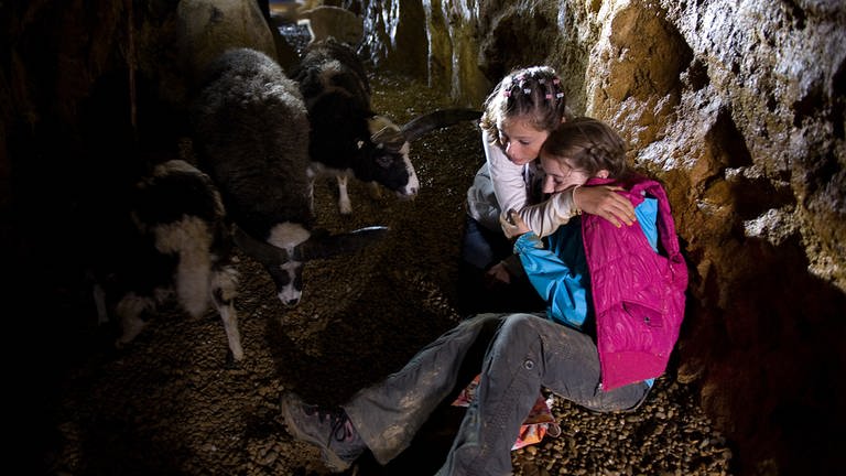 Zwei Mädchen sind in einer Höhle eingeschlossen (Foto: SWR, SWR -)