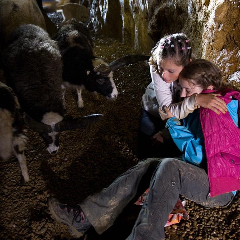 Zwei Mädchen sind in einer Höhle eingeschlossen (Foto: SWR, SWR -)