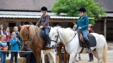 2 Mädchen auf Pferden (Foto: SWR, SWR -)