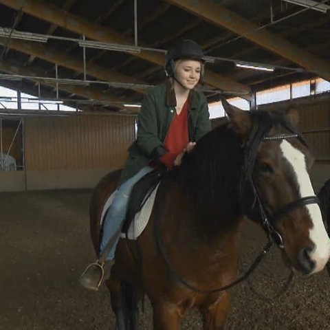 Nelly lernt reiten (Foto: SWR)