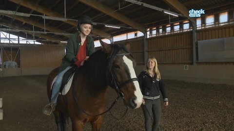 Nelly lernt reiten (Foto: SWR)