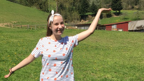 Tabea am Set von Tiere bis unters Dach (Foto: SWR)