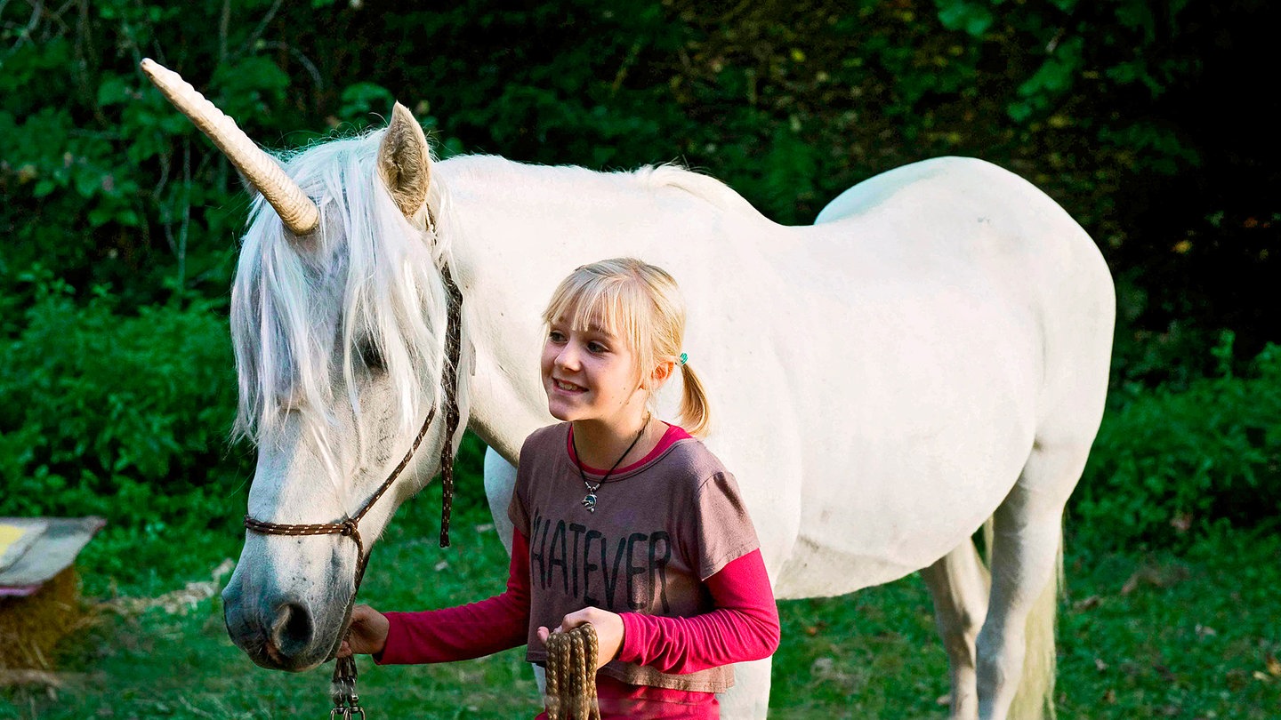 Nelly mit einem Einhorn (Foto: SWR, Maria Wiesler)