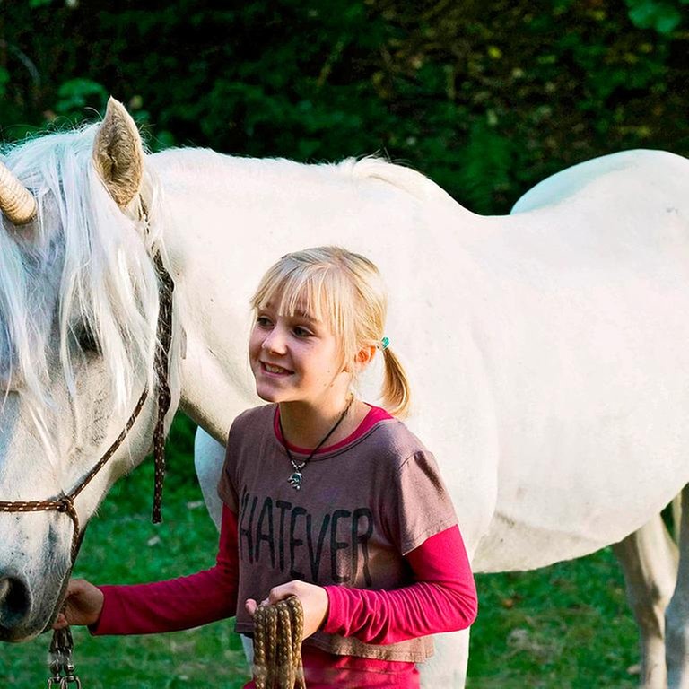 Nelly mit einem Einhorn (Foto: SWR, Maria Wiesler)