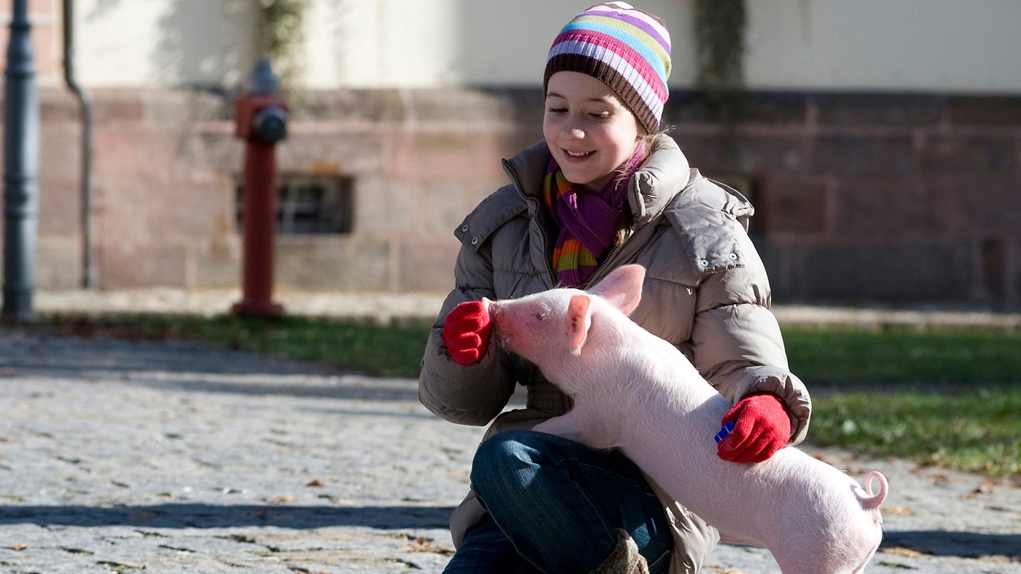 Mädchen mit einem kleinen Ferkel (Foto: SWR, SWR -)