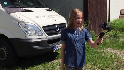 Tabea mit Handykamera (Foto: SWR)
