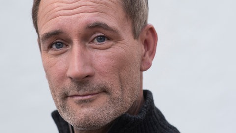 Heikko Deutschmann spielt Philip Hansen (Foto: SWR, Maria Wiesler)